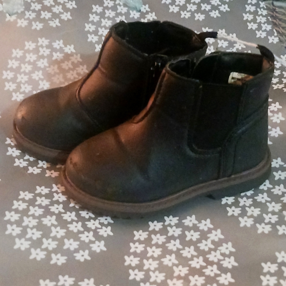 NWTbToddler boots size 6 Oshkosh